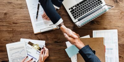 businessman-collaborate-collaboration-872957 Interface AG - ISO 27001 Zertifizierung