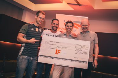 scheckbergabe_bk Kickern für den guten Zweck: 3000 Euro gingen als Spende an den Charity-Partner YoungWings.